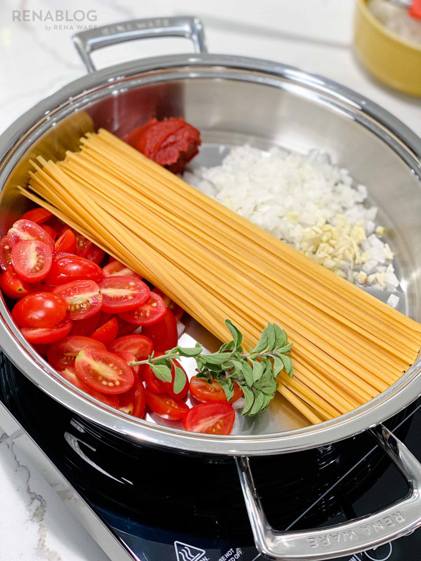 Linguini con salsa de tomate fácil 